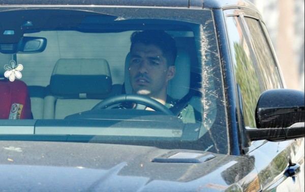 Autos sucios y nuevos 'looks': Así fue el regreso al trabajo de Messi y los futbolistas del Barcelona &nbsp;&nbsp;