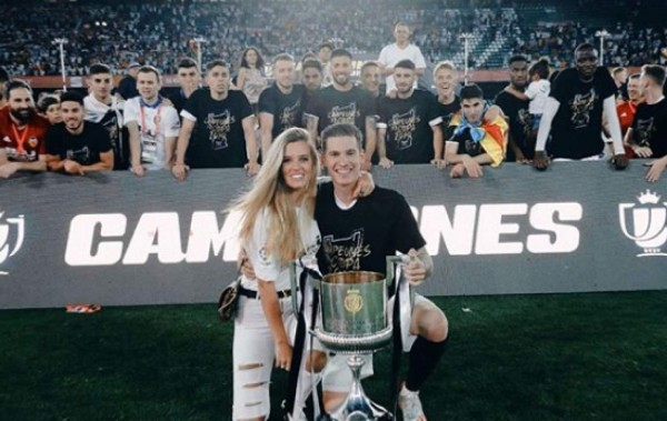 Fotos: Así es Raquel Domínguez, la surfista y desconocida novia de Santi Mina