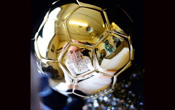Así es como se fabrica el Balón de Oro de la FIFA