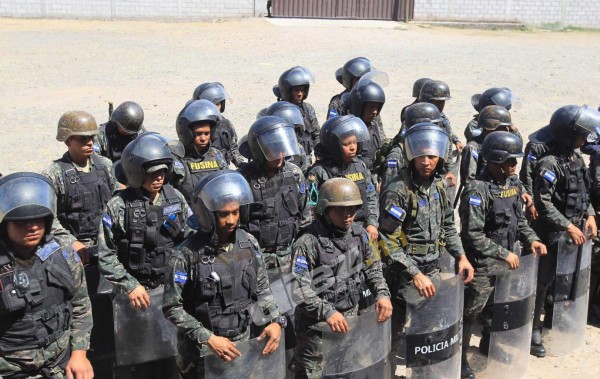 Pese al coronavirus, 120 policías llegan al Carlos Miranda sin protección; silencio total en el Motagua-Olimpia