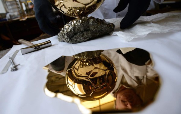 Así es como se fabrica el Balón de Oro de la FIFA