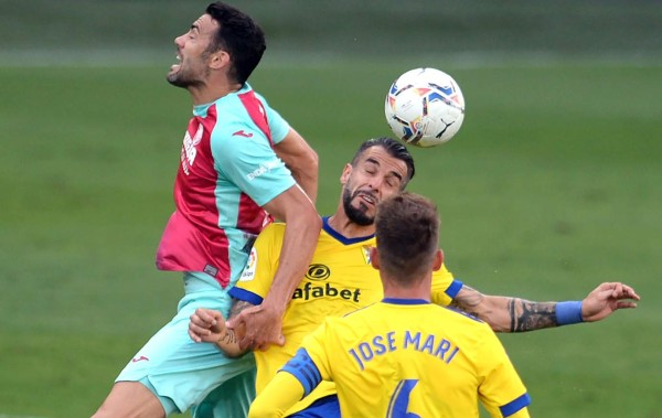 FOTOS: El reclamo de Choco Lozano, el duelo con Iborra y los gestos de dolor en el Cádiz-Villarreal