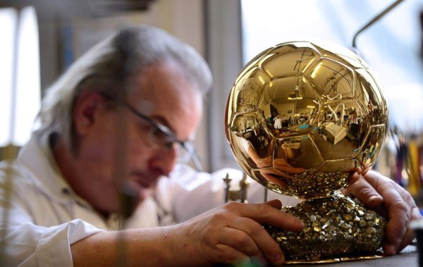 Así es como se fabrica el Balón de Oro de la FIFA