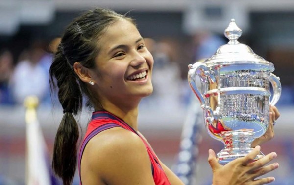 Subió 127 puestos y sería billonaria: Emma Raducanu, la campeona del US Open con 18 años que enloquece a Inglaterra