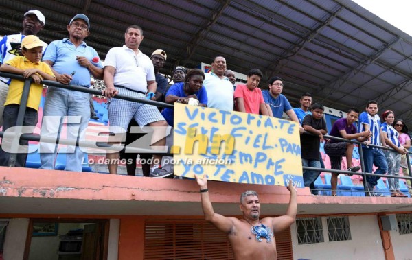 FOTOS: Drama y lágrimas de los aficionados del Victoria tras el último juegos en la Liga