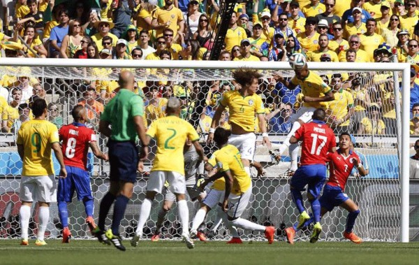 Brasil eliminó a Chile en los penales y pasó a cuartos.