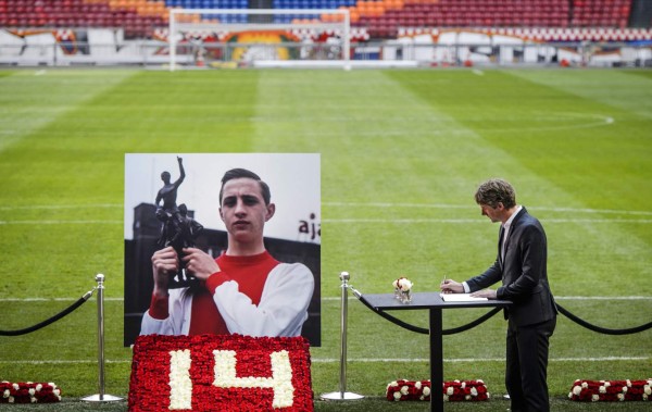 Así se despide la afición del Barcelona de Johan Cruyff en el Camp Nou