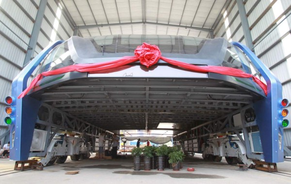 ¡Espectacular! Así es el autobús de tránsito eleveado que se inaugura en China