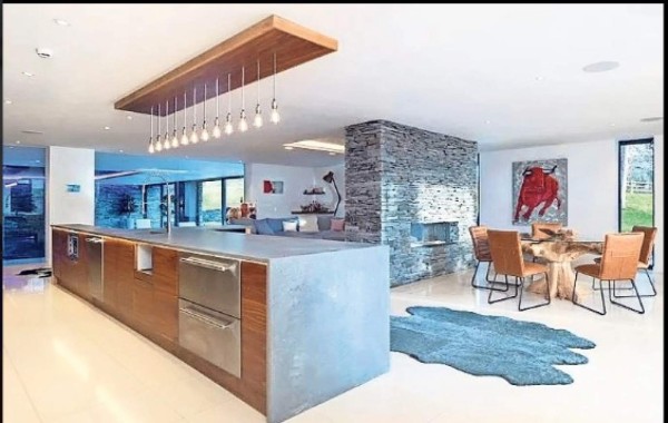 La vida de rico de Cristiano Ronaldo en Mánchester: Su mansión y la petición de la Reina Isabel