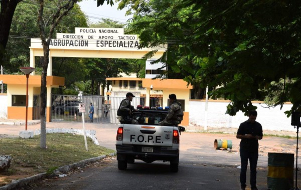 Una cama, un TV y sonriendo : Así es la vida de Ronaldinho en la cárcel de Paraguay