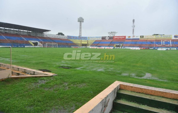 ¡INUNDADO! El estadio ceibeño se ha convertido en un verdadero pantano