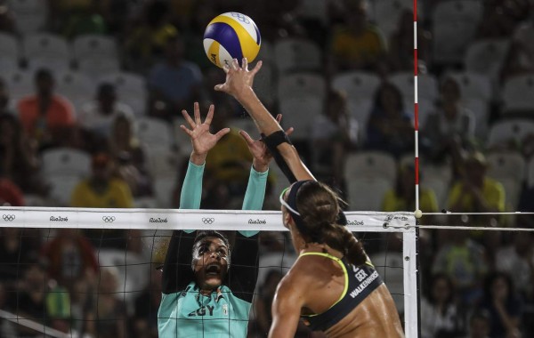 Jugadora de voleibol de Egipto utiliza velo en sus partidos