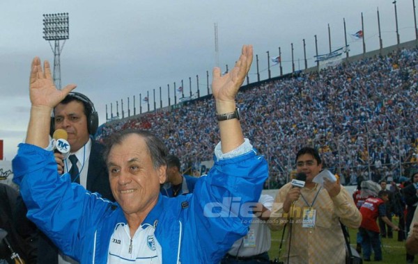 Técnico y ser humano ejemplar: Las 20 fotografías imborrables de 'Chelato' Uclés en su paso por el fútbol