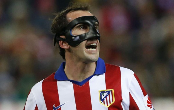 Futbolistas que han usado máscaras protectoras como lo hará Escober