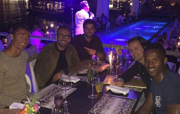 Las excéntricas vacaciones de Cristiano Ronaldo y sus amigos