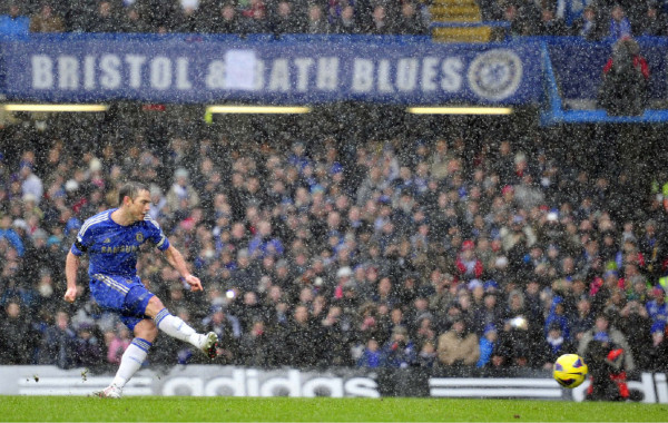 Chelsea vence 2-1 al Arsenal en un derbi londinense bajo la nieve.