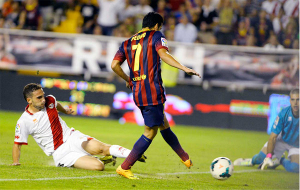 Barcelona golea 4-0 al Rayo Vallecano con triplete de Pedro.