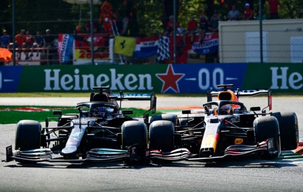 Impactante accidente: La llanta del auto de Verstappen pasó sobre la cabeza de Lewis Hamilton