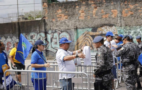 Hondureños y suizos ponen la fiesta en Manaus.