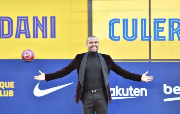 Así fue la presentación de Dani Alves como nuevo jugador del Barcelona: emoción, besos y dorsal legendario