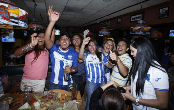 Honduras celebra en las calles el Aztecazo a México