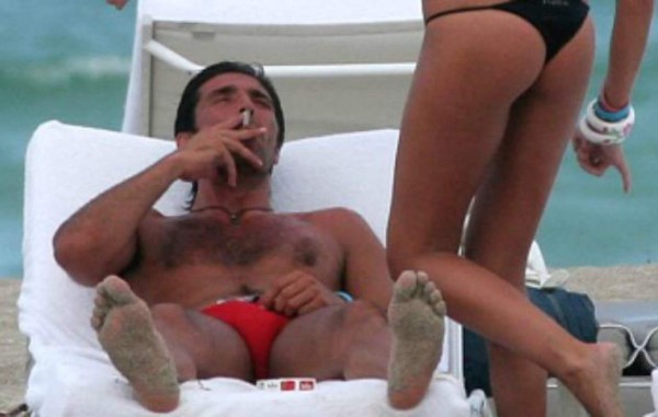 FOTOS: Los futbolistas que han sido sorprendidos fumando