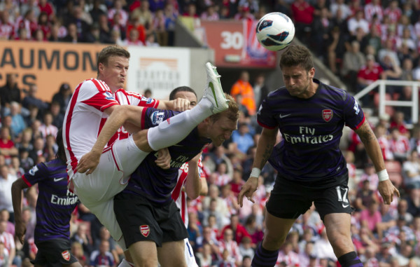 Liverpool y City empatan, y el Arsenal suma otro empate ante el Stoke.