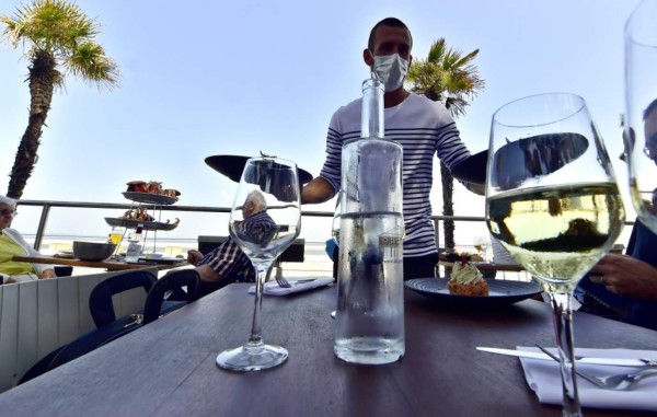 Playas, bares y cafés: Francia da un paso más hacia la normalidad en medio de la pandemia