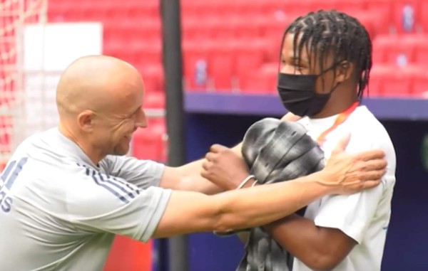 ¡Irreconocible! Crack del Barcelona visita el entrenamiento de España y sorprende con su nuevo look