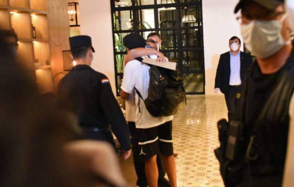 Acusan a Ronaldinho de hacer noches de fiestas con modelos durante su arresto domiciliario en Paraguay