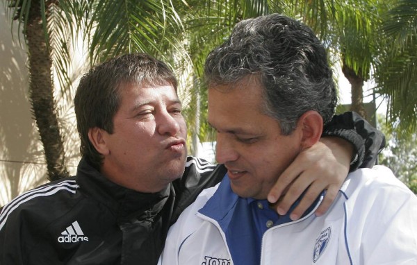 Familia, trayectoria y todas sus polémicas: las fotos y datos que debes saber del 'Bolillo' Gómez, el nuevo DT de Honduras