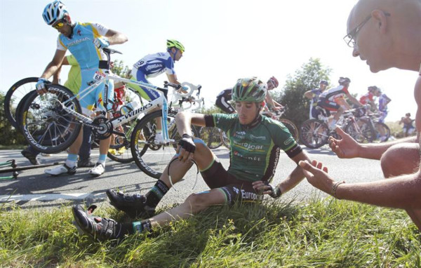 Aficionada hace que Contador se complique en el Tour de Francia