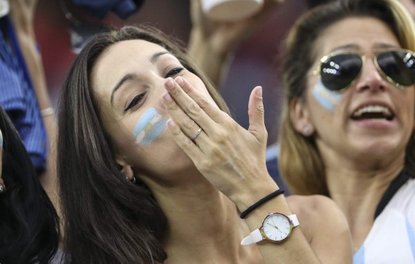 Las chicas lindas que engalanaron la semifinal de Argentina y Estados Unidos