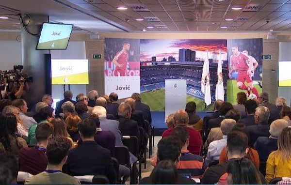 El emotivo abrazo de Florentino, el beso al escudo y la selfie: Así fue la presentación de Luka Jovic en el Real Madrid