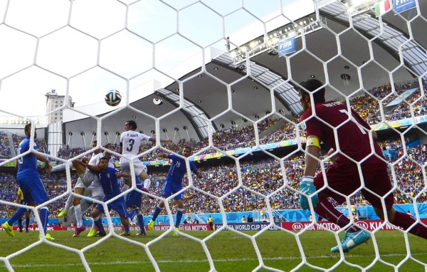 Uruguay le ganó a Italia 1-0 y se clasificó a los octavos
