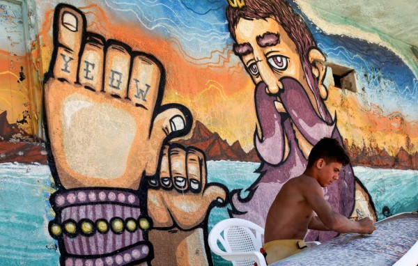 ¡Vaya historia! Sirio huye de la guerra, descubre el mar y se lanza al surf &nbsp;&nbsp;