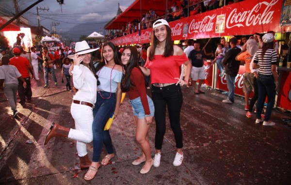 ¡BELLEZA! La campanita se roba el show en el carnaval de La Ceiba