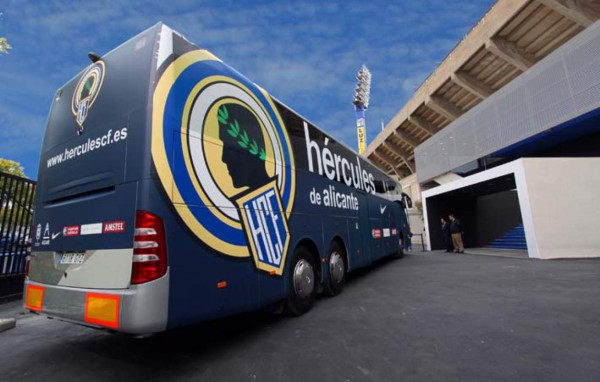 Los lujosos autobuses en lo que se transportan los legionarios hondureños