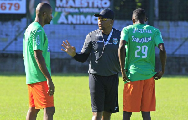 FOTOS: Así vivió Carlos Pavón su primer amistoso como asistente en Marathón