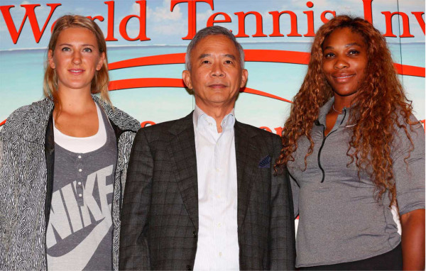 Victoria Azarenka y Serena Williams desfilan en Tailandia.