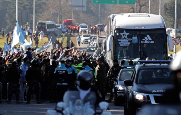 Regreso con gloria: la Albiceleste campeona de América llegó a Argentina tras coronarse en Brasil