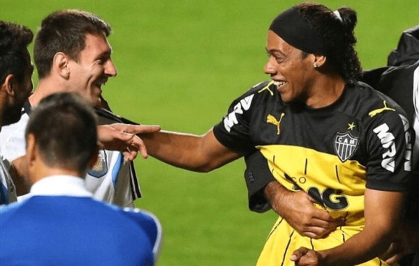 Increíble: Este es el doble que utilizó Ronaldinho para despistar a la prensa