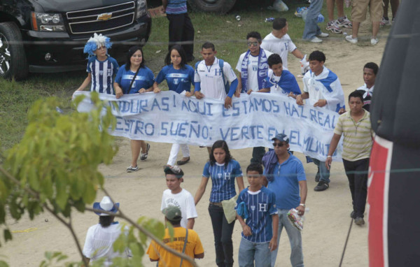 ¡La afición hondureña llenó el estadio Olímpico! .