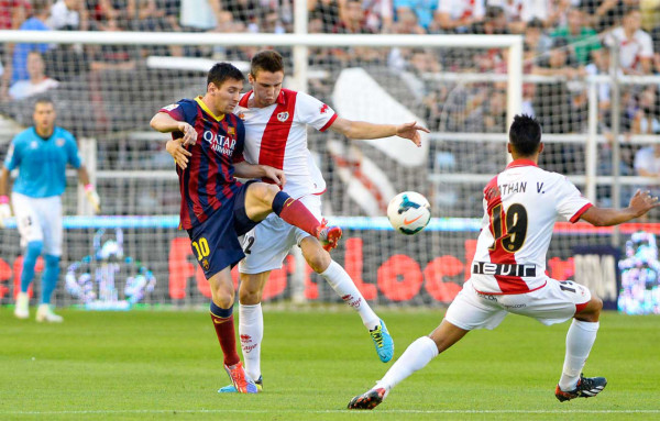 Barcelona golea 4-0 al Rayo Vallecano con triplete de Pedro.