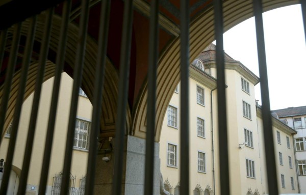 Alfredo Hawit está en una celda de 12 metros cuadrados en Suiza