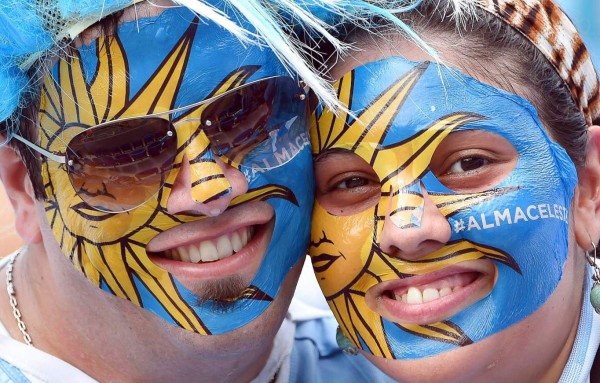 Gran ambiente en el duelo Italia vs Uruguay