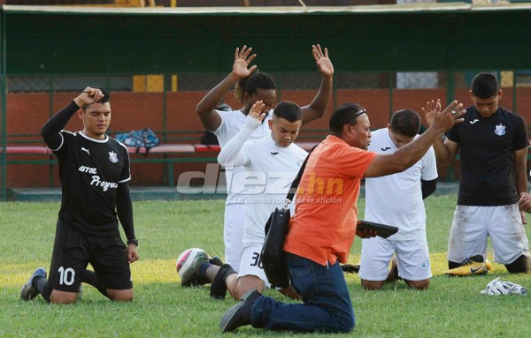 De rodillas y aferrados a la fe, así cerró su preparación el Honduras Progreso