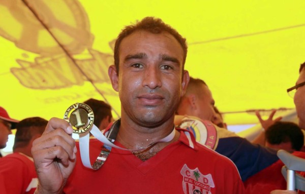 TOP: Grandes futbolistas hondureños que se retiraron en modestos equipos