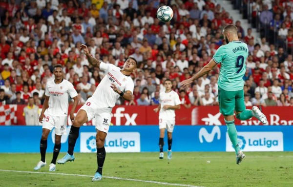 No viste en TV: Besito de Zidane a Benzema y James Rodríguez se ''estrella'' en el Sánchez-Pizjuán