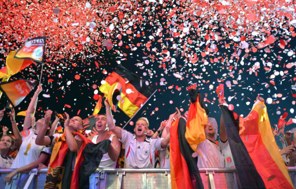 Alemania avanzó a paso firme, con festival de goles 4-2 a Grecia